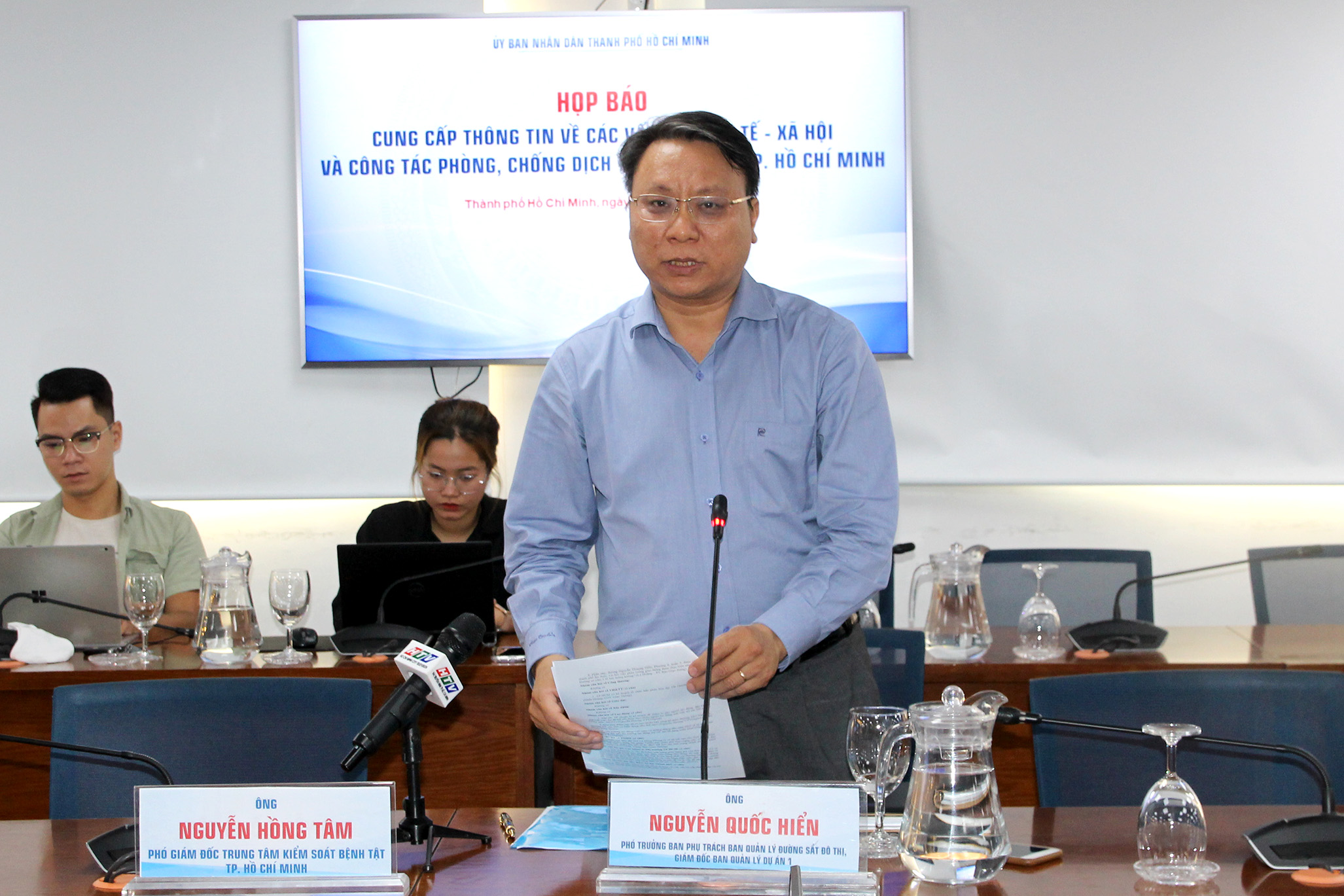 Đồng chí Nguyễn Quốc Hiển - Phó Trưởng ban phụ trách Ban quản lý Đường sắt đô thị, Giám đốc quản lý dự án 1 trao đổi tại buổi họp báo (Ảnh: H.Hào).